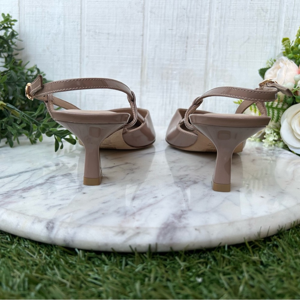 Stuart Weitzman
Vinnie Patent Kitten Slingback Pumps
$525
50mm BEIGE 6.5B NEW - Picture 13 of 16